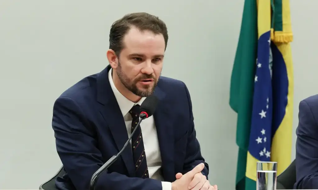 Financiador de filme sobre Bolsonaro recebia verba do crime organizado, diz ministro