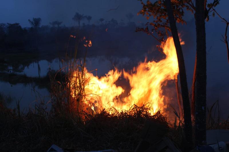 Incêndio de grandes proporções devasta infraestrutura e deixa Cacau Pirêra sem luz e internet